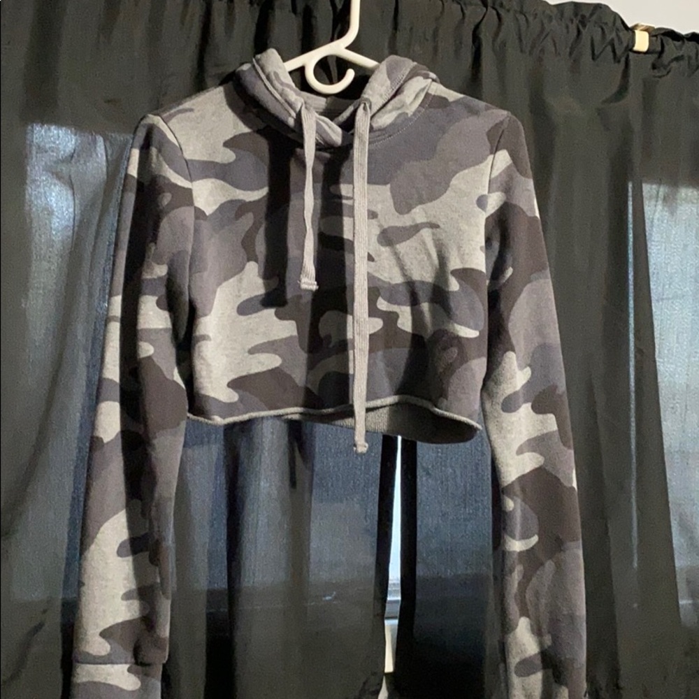 Long sleeve camo crop top